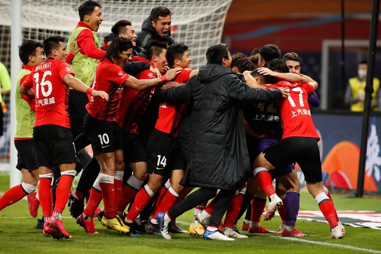 上港主场大战,球迷热情助威 上港主场大战,球迷热情助威